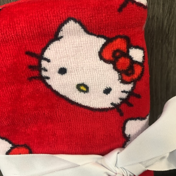 New Hello Kitty Faces Red Hand Towels Pack Of 2 Hand Towel With Tag & Bow - Picture 2 of 9